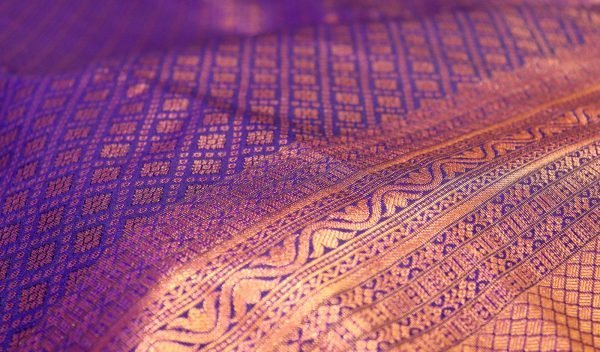 The one-inch woven zari border in detail