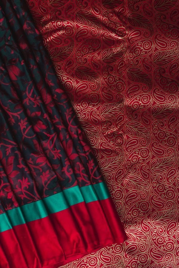 Woven red and teal Maheshwari border detail